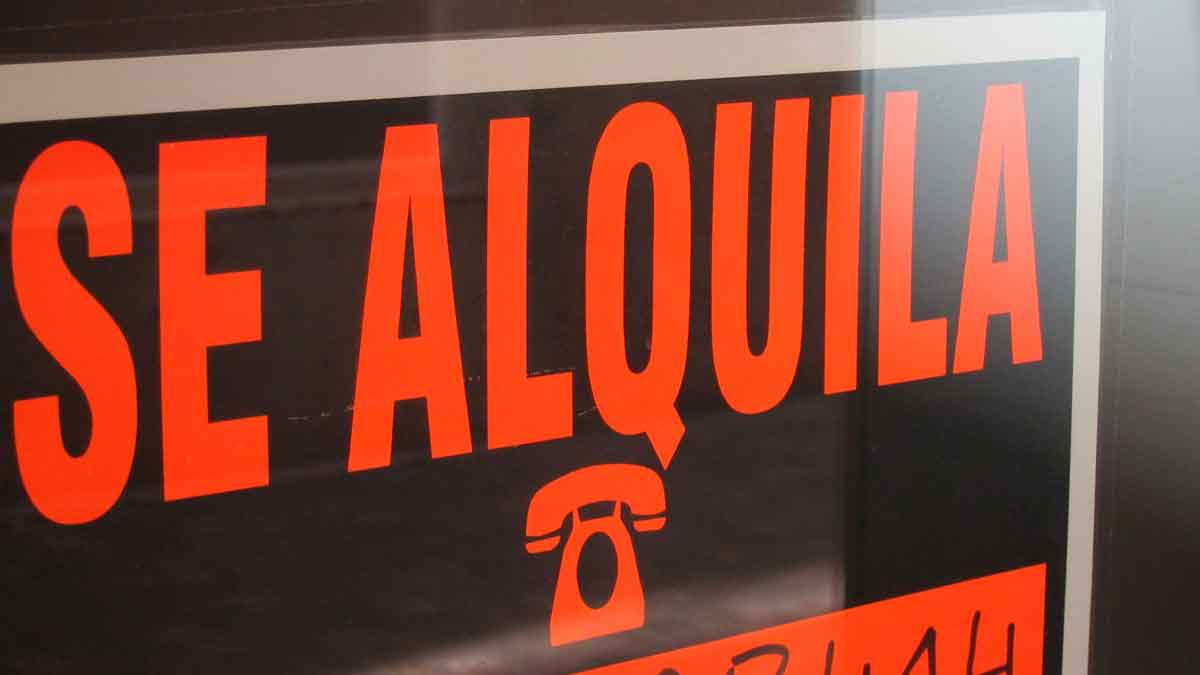 Cartel de se alquila en una vivienda tras la nueva ley de alquileres en España