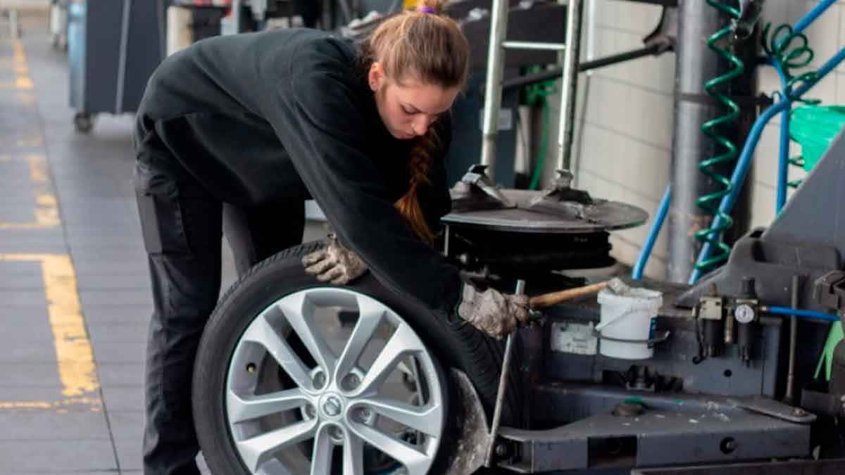 Joven trabajadora en taller mecánico, ofertas de empleo SAE sin oposición en Andalucía