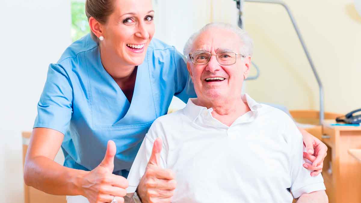 Auxiliar de ayuda a domicilio atiende a persona mayor en Andalucía dentro de convocatoria de empleo del SAE