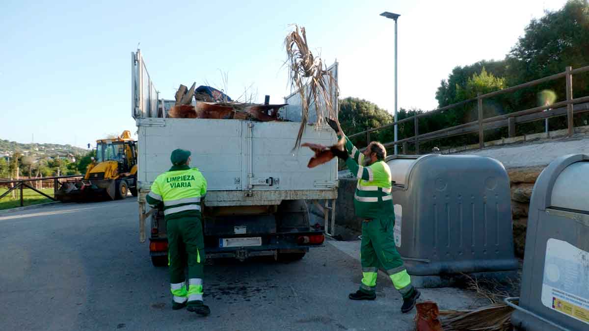 Trabajadores de limpieza viaria en la Costa del Sol recogiendo residuos sólidos urbanos SAE
