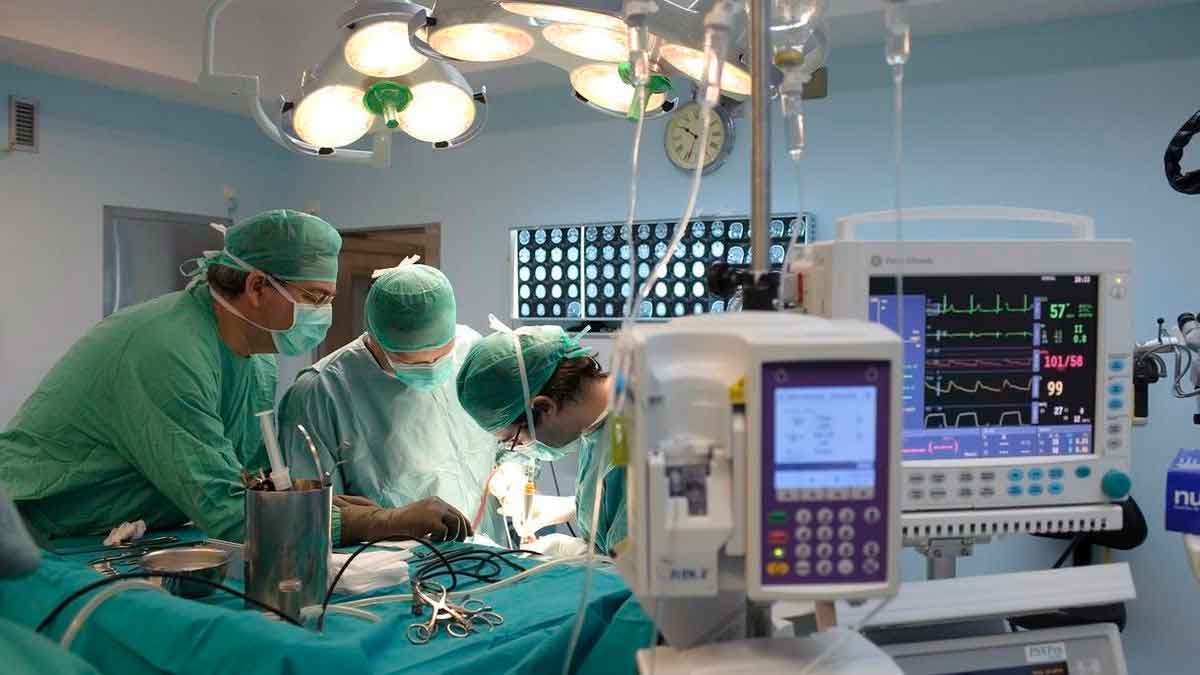 Cirujanos del SAS realizando una intervención quirúrgica en hospital público de Andalucía