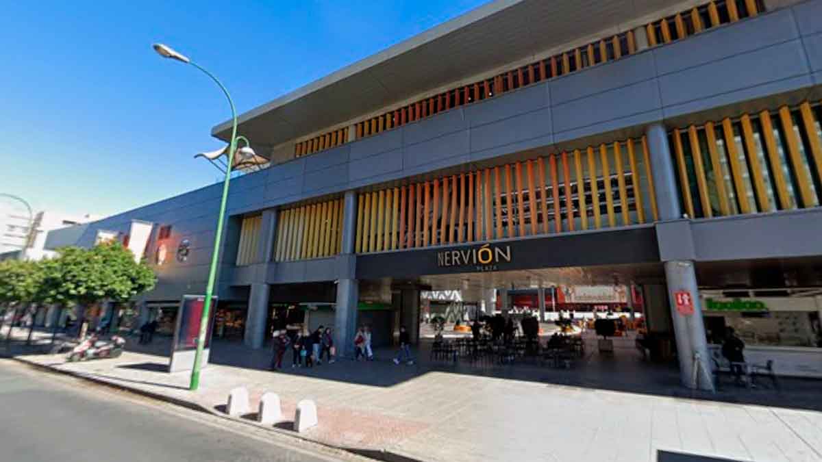 Fachada del centro comercial Nervión Plaza en Sevilla donde Springfield busca personal para nueva apertura de tienda
