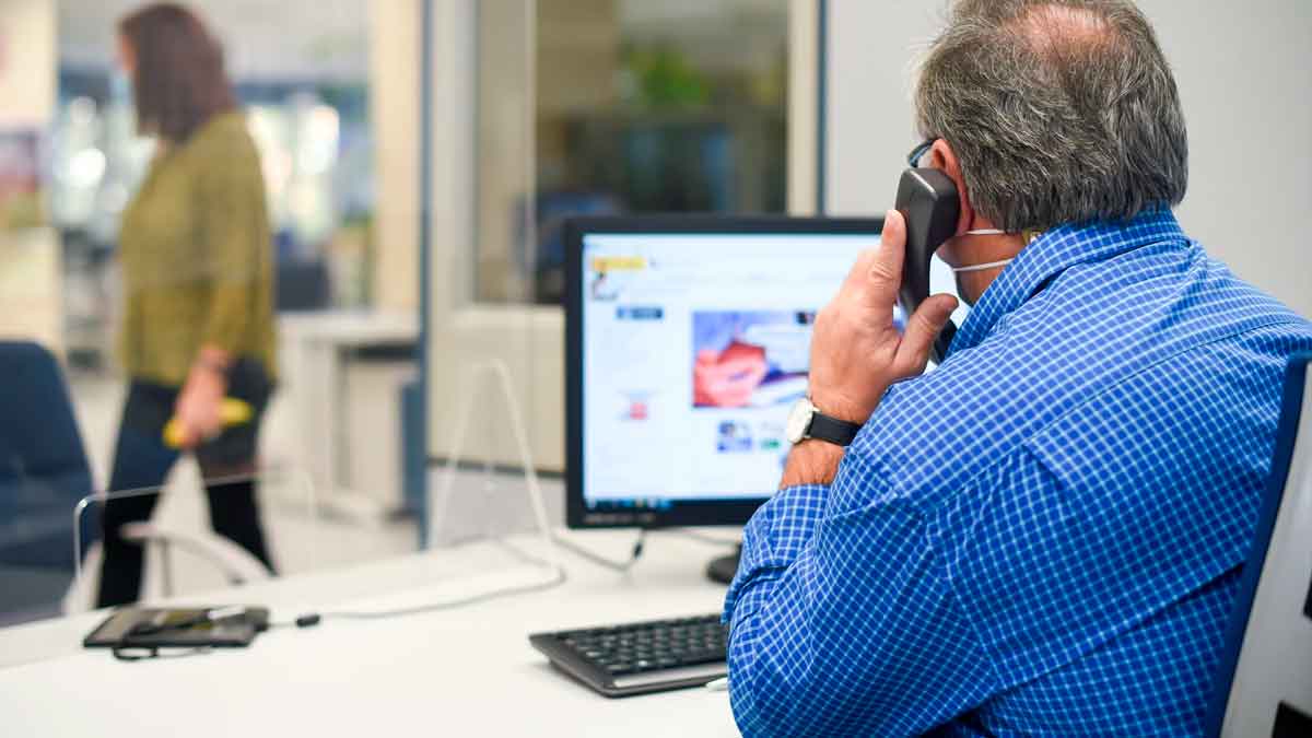 Trabajador en oficina del SEPE atendiendo llamadas sobre jubilación de los baby boomers