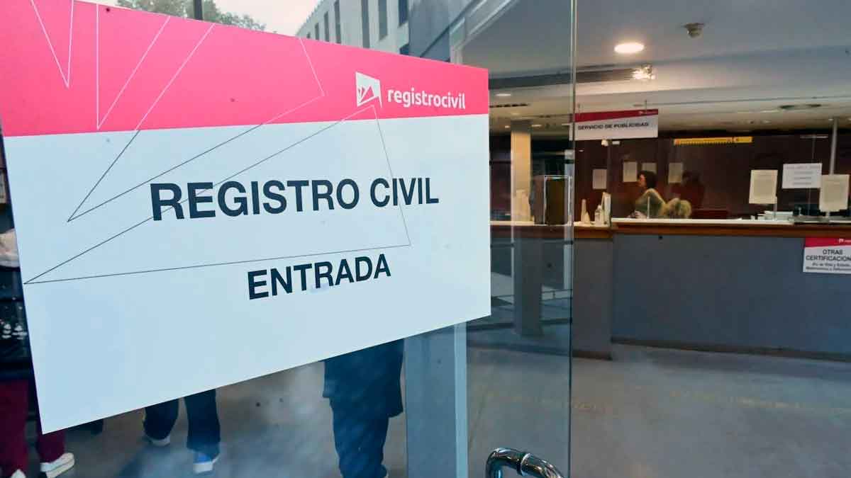 Entrada al Registro Civil en España para trámites de apellidos