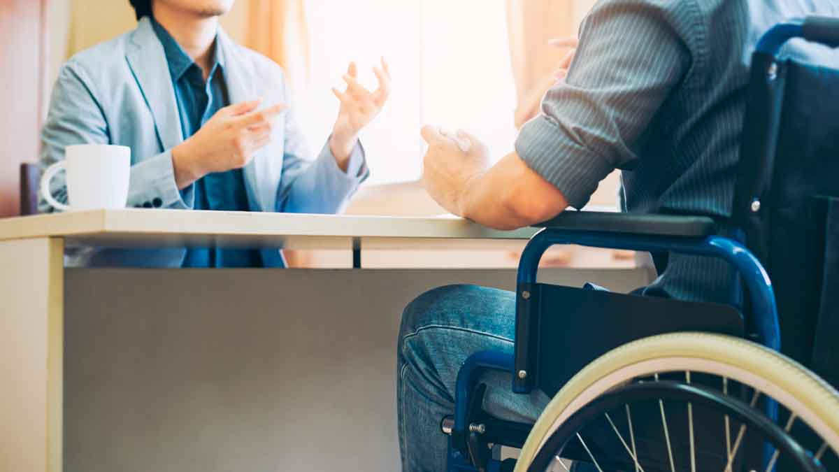 Persona en silla de ruedas solicitando grado de discapacidad en Andalucía