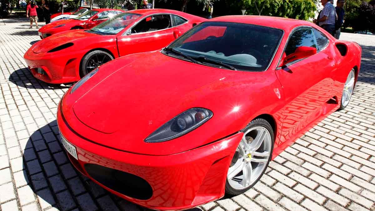 Coches de lujo rojos en subasta de vehículos embargados en España