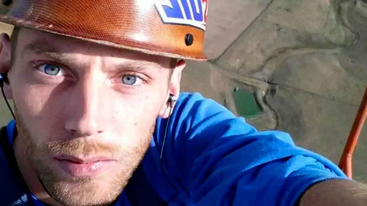 Técnico de torres de comunicación trabajando a 450 metros de altura