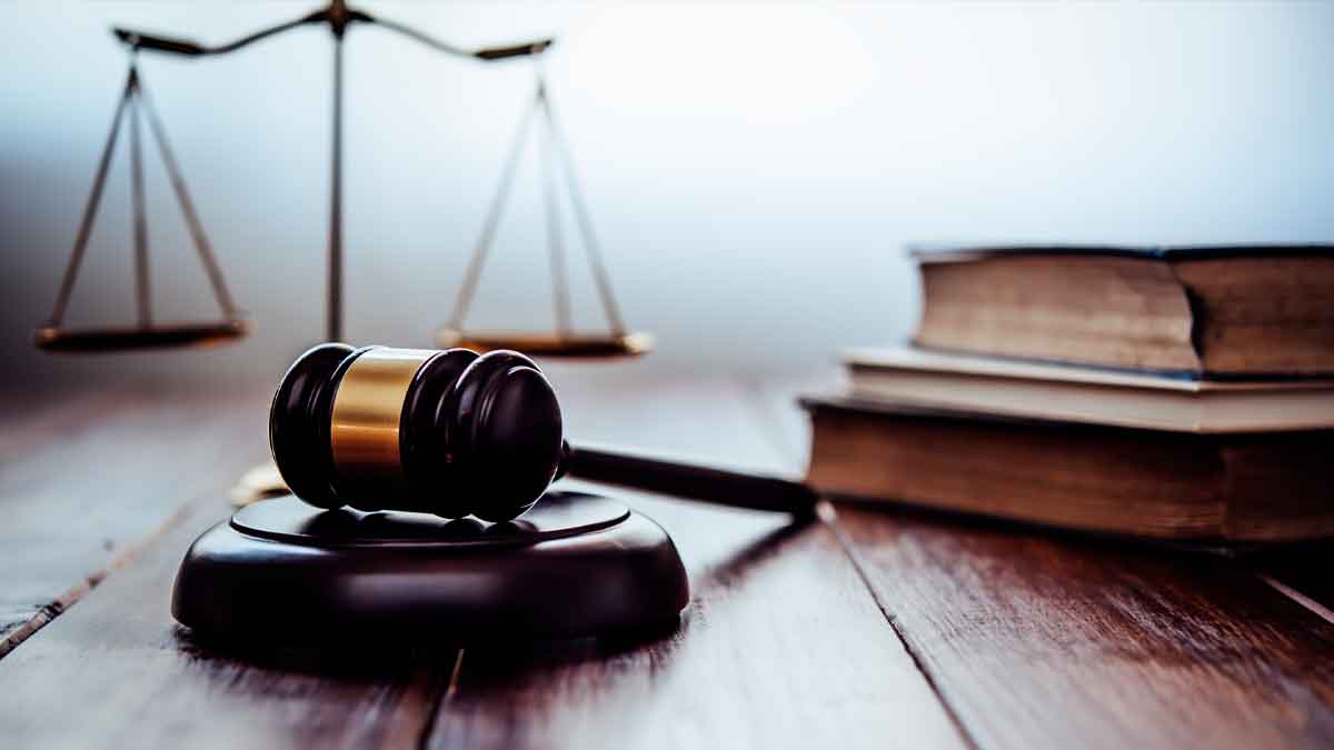 Mazo judicial y balanza simbolizan la readmisión de trabajador despedido tras baja por duelo con indemnización de 20.400 euros