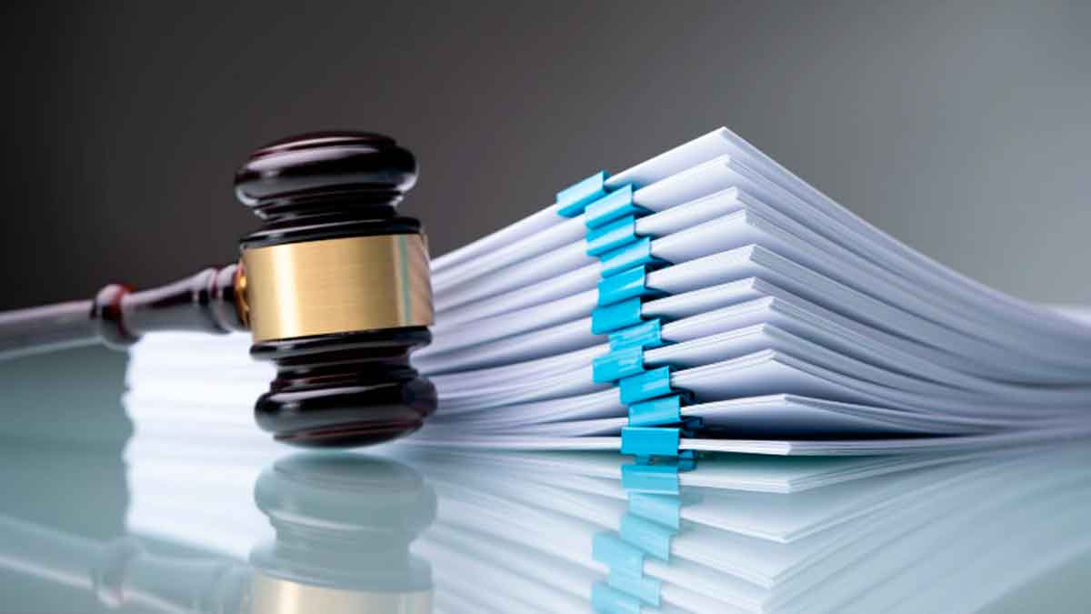 Mazo judicial junto a documentos de tribunal sobre despidos laborales