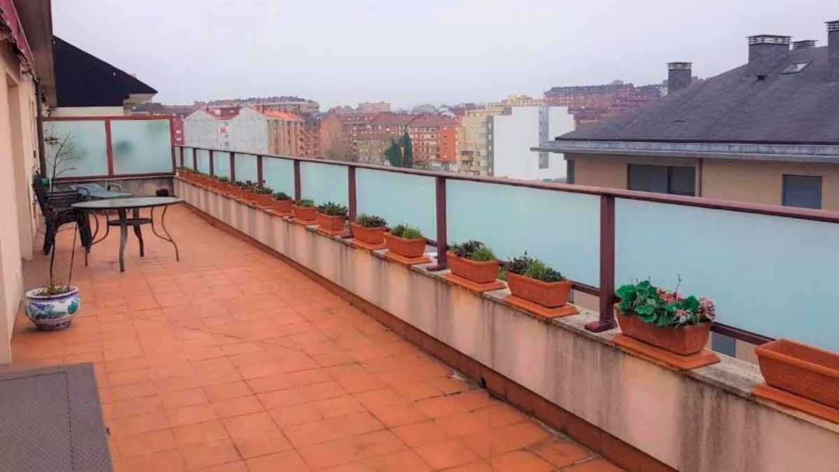 Terraza amplia de vivienda subastada en Andalucía por la Agencia Tributaria a través del BOE