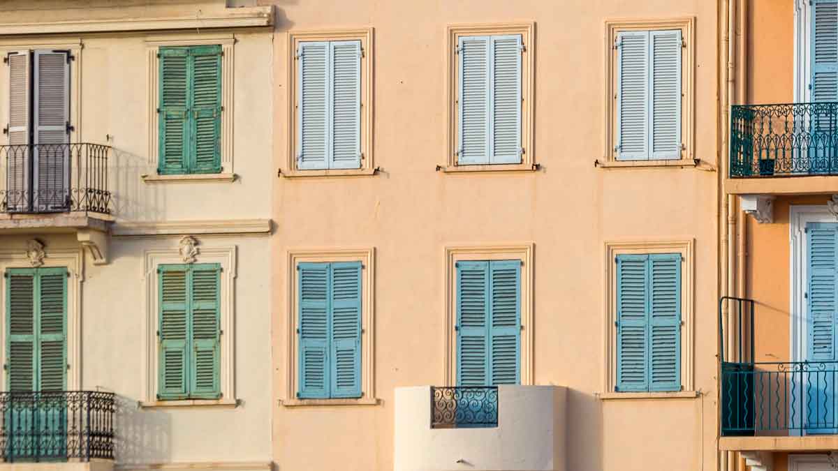Fachada de viviendas vacías en España con persianas cerradas, posible solución para aumentar la oferta del mercado inmobiliario