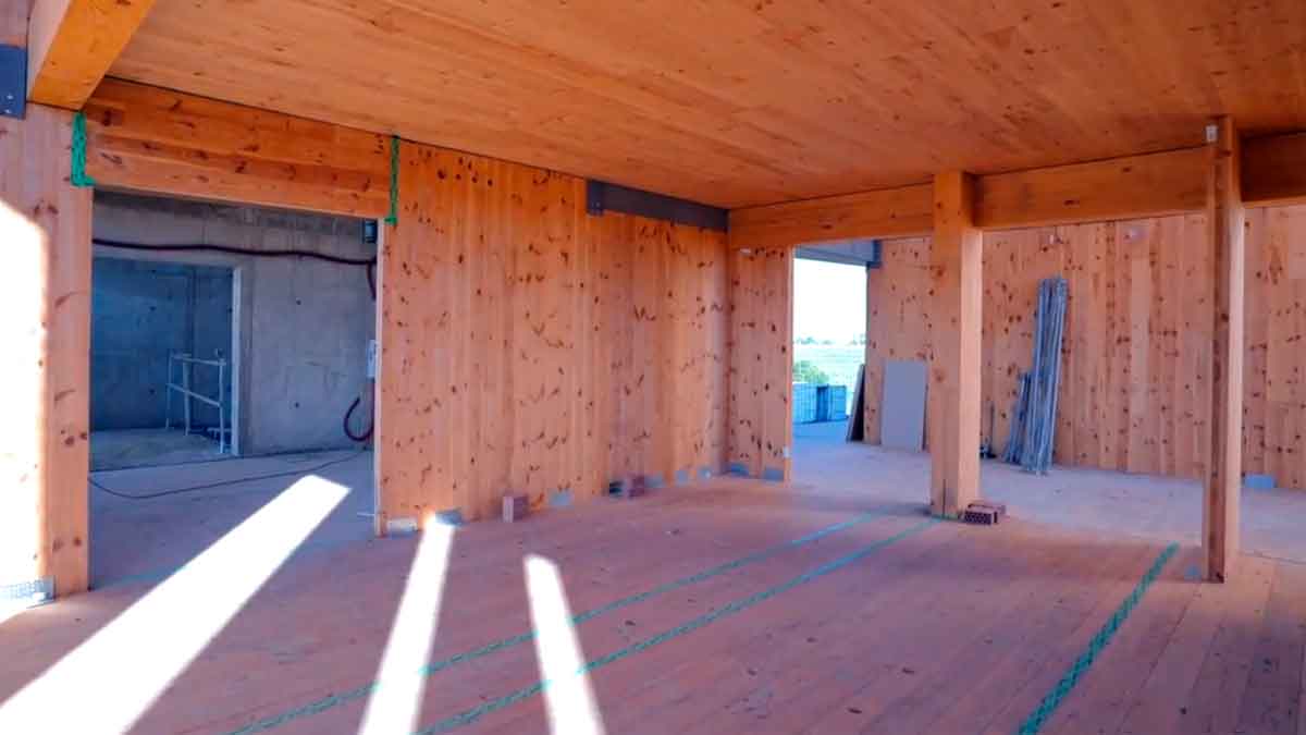 Interior en construcción de las VPO de madera de Emvisesa en Sevilla