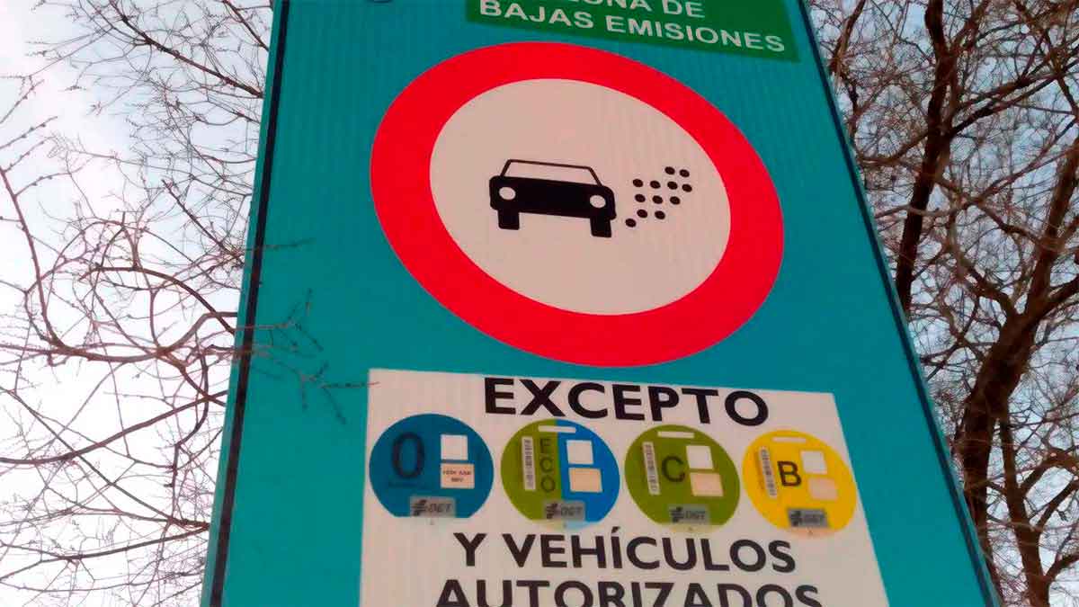 Señal zona bajas emisiones ZBE Málaga restricciones tráfico vehículos contaminantes