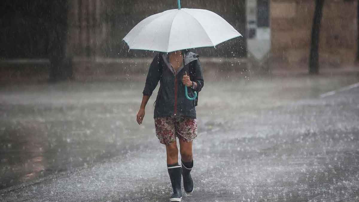Persona caminando bajo la lluvia durante el frente activo que traerá frío y lluvias intensas en Andalucía según la AEMET