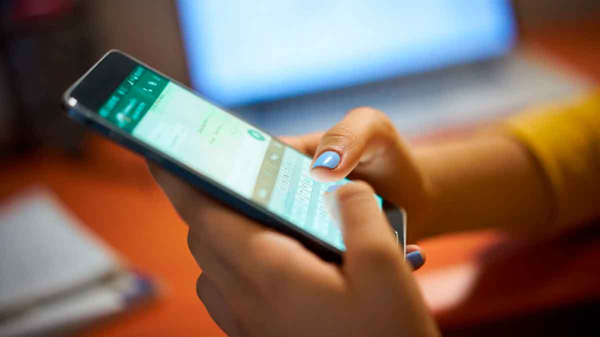 Móvil con conversación de WhatsApp relacionado con la multa de la AEPD a una empresa por usar datos de una empleada