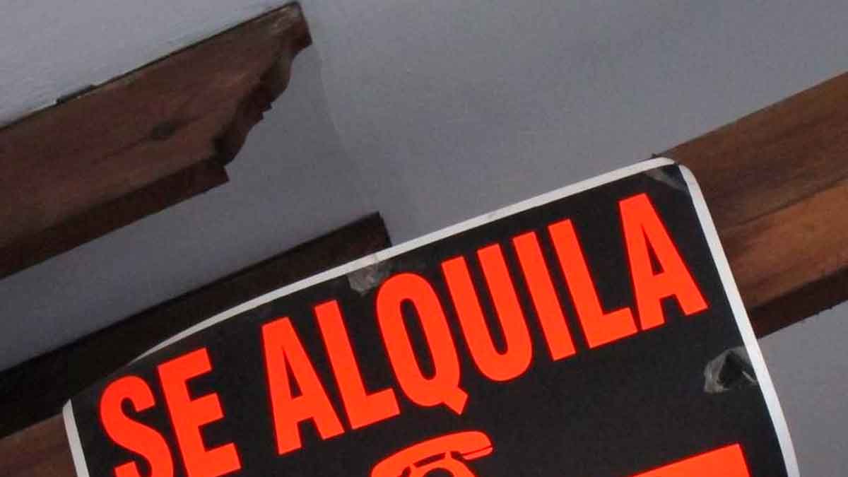 Cartel de se alquila en una vivienda según la Ley de Arrendamientos Urbanos sobre alquiler sin contrato escrito