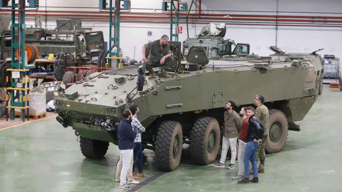 Alumnos de FP en prácticas junto a vehículo militar en la Base Logística del Ejército en Córdoba