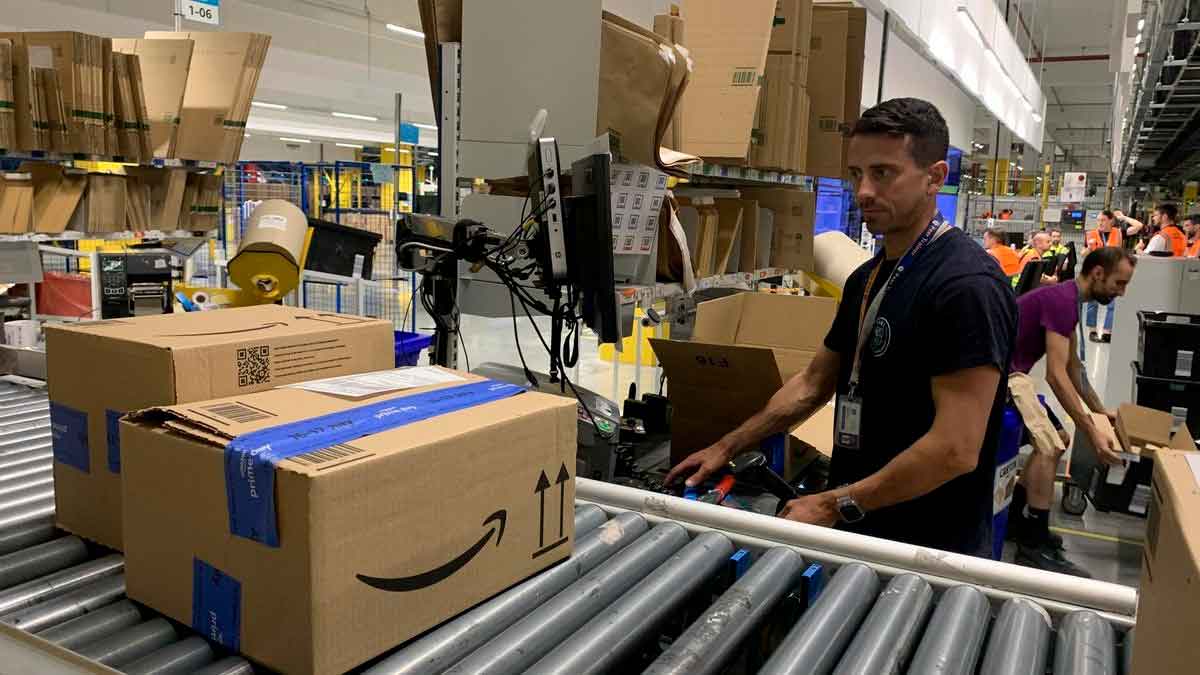 Trabajadores preparando paquetes en el centro logístico de Amazon en Dos Hermanas, Sevilla, durante la campaña navideña