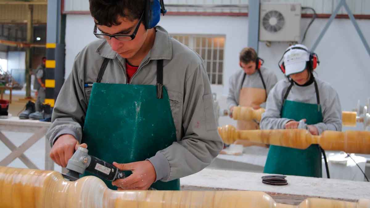 Alumnos del programa Empleo y Formación de Andalucía trabajando en talleres prácticos de cualificación profesional