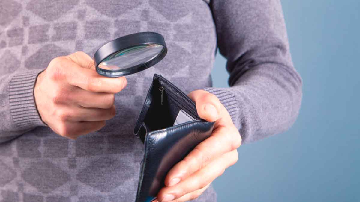 Persona revisando una cartera vacía simboliza el mileurismo en Andalucía según informe de los técnicos de Hacienda