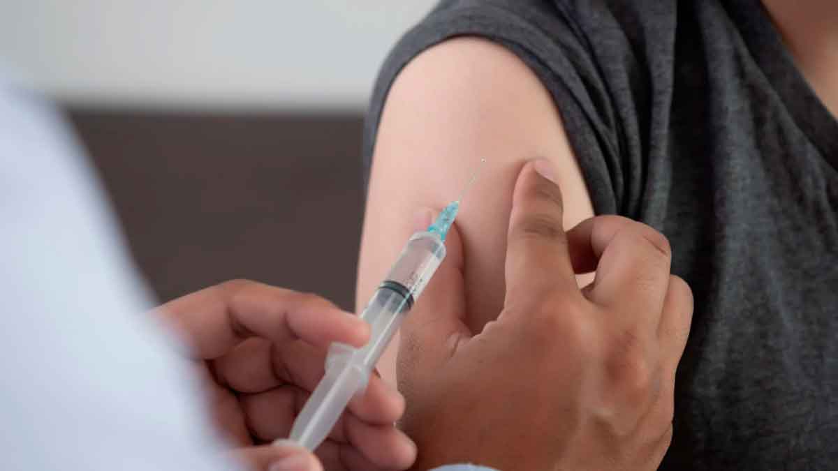 Persona recibe vacuna contra la gripe y la COVID-19 en Andalucía durante la campaña para mayores de 70 años