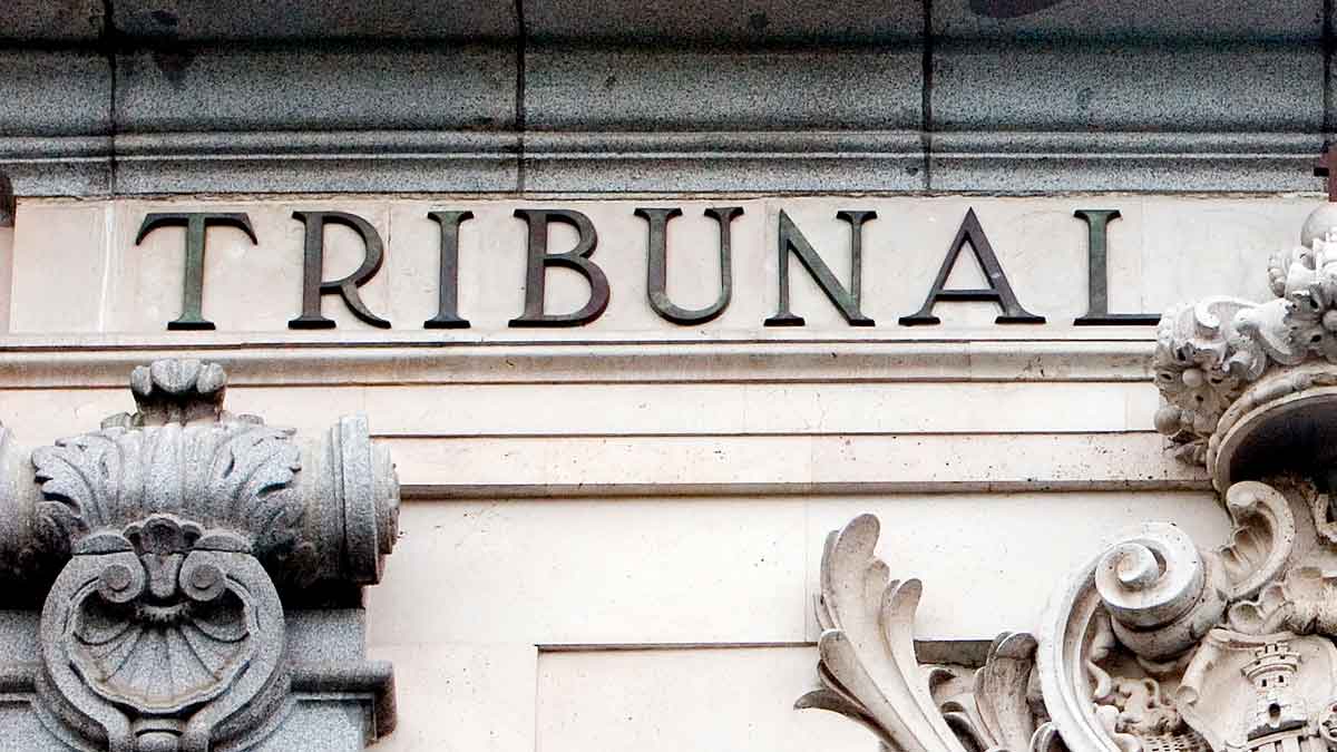 Fachada de un tribunal tras la sentencia que permite a los autónomos eliminar deudas con Hacienda y Seguridad Social
