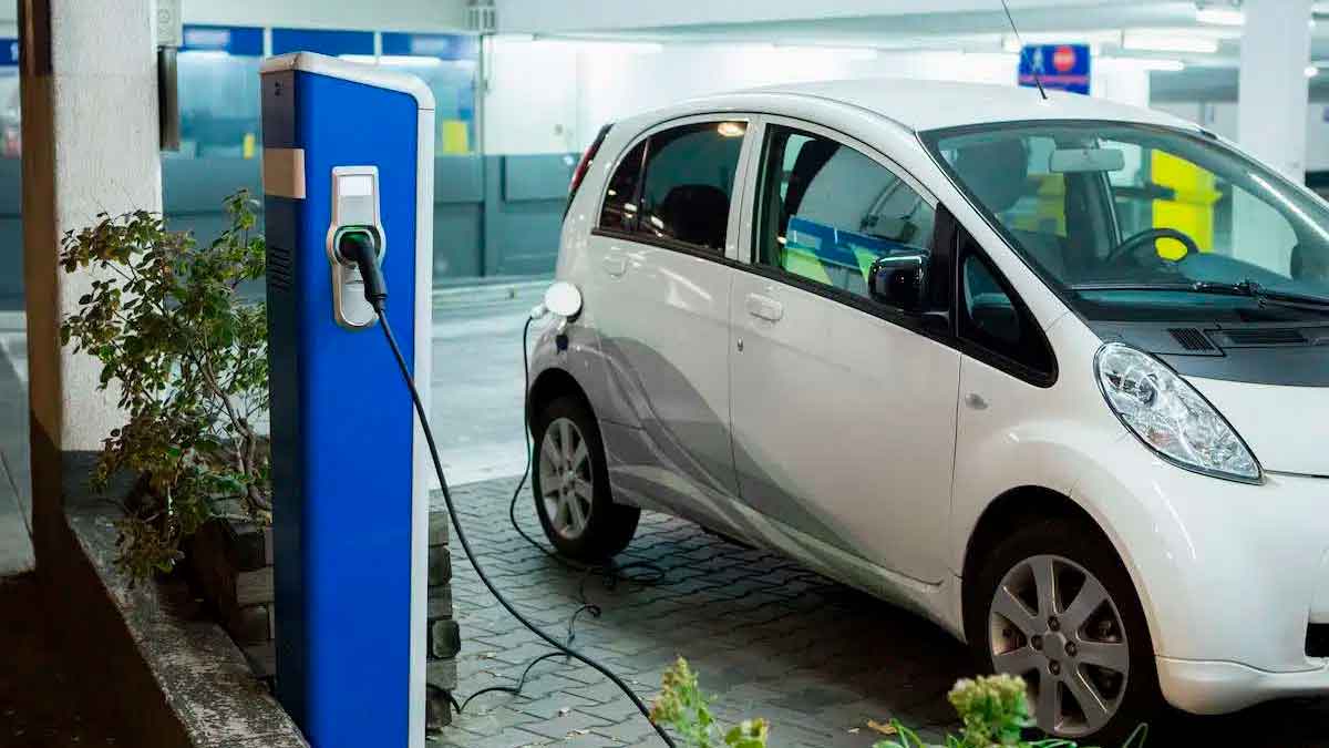 Coche eléctrico cargando en Andalucía con las nuevas ayudas del plan MOVES III 2025