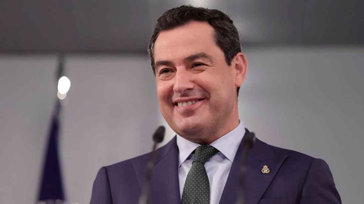 Presidente de la Junta de Andalucía anuncia ampliación de ayudas por nacimiento, adopción y acogimiento
