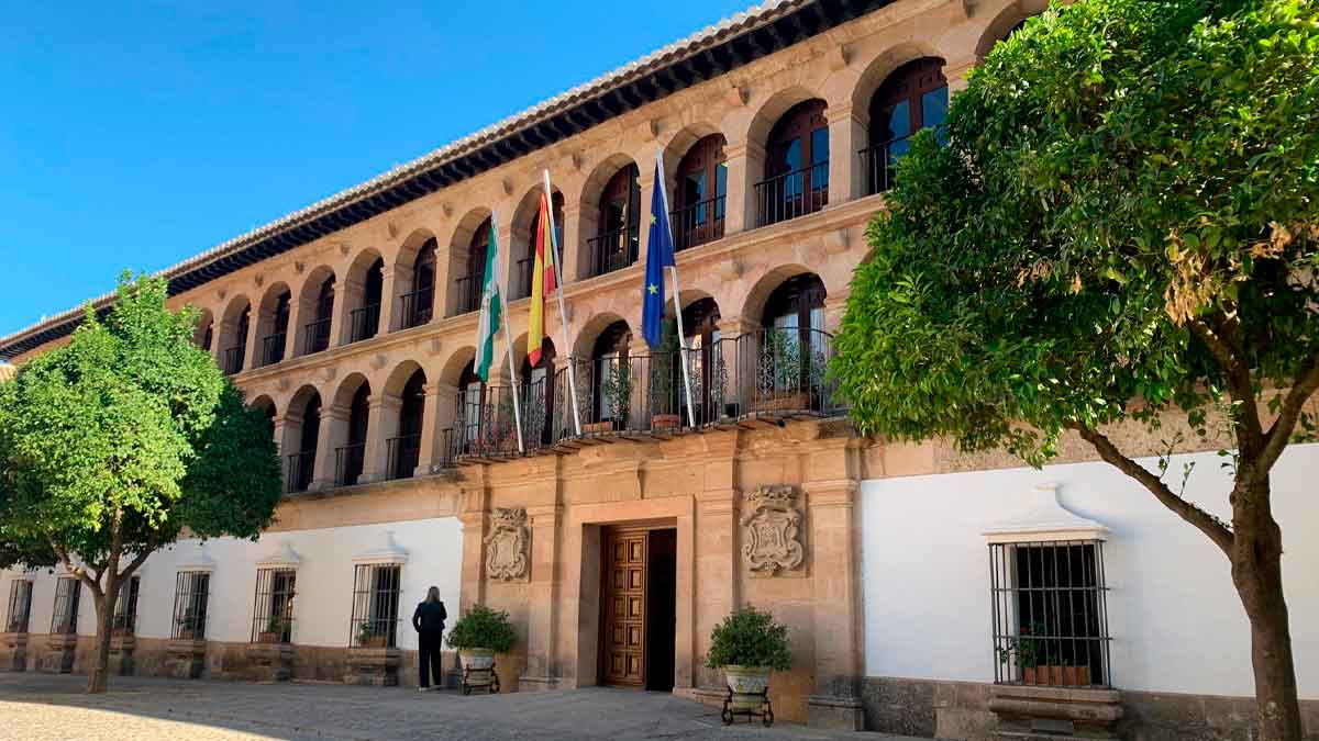 Fachada del Ayuntamiento de Ronda en Málaga, donde se convocan tres plazas de subalterno sin titulación requerida