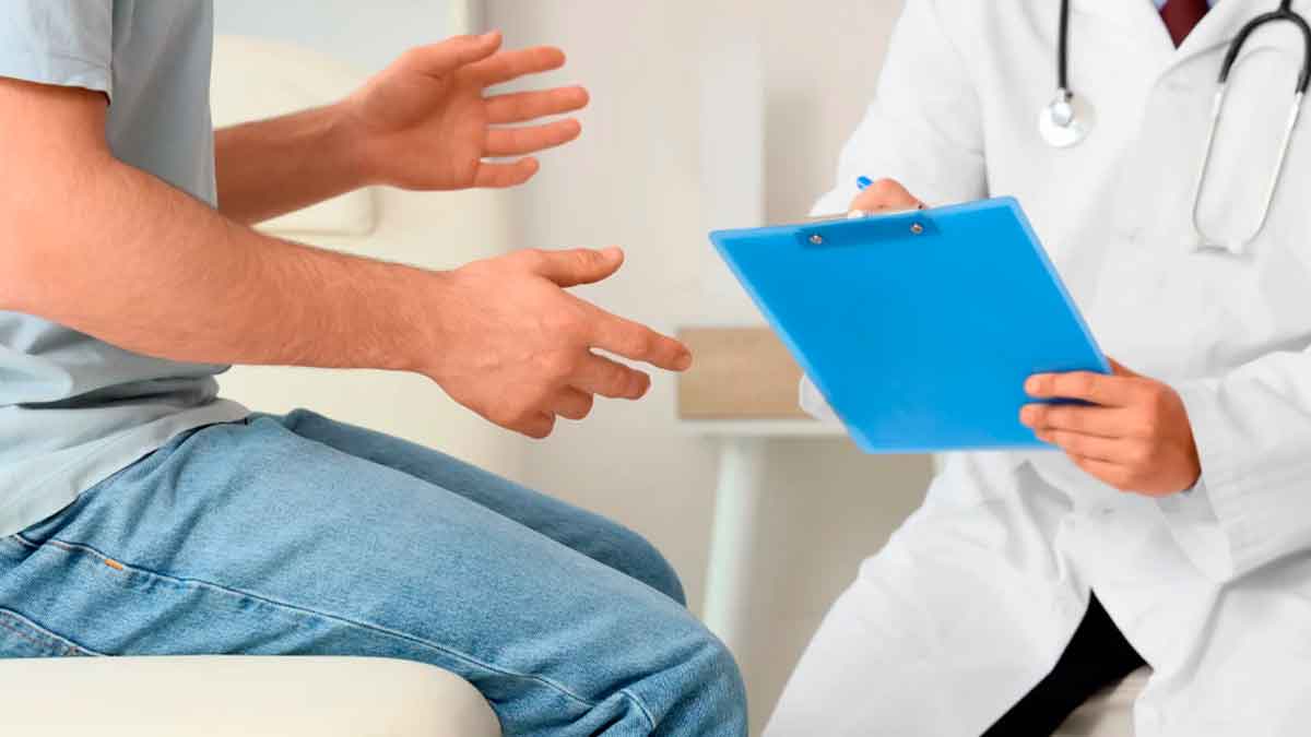 Paciente hablando con un médico sobre la baja laboral por enfermedad según el Real Decreto 1060/2022