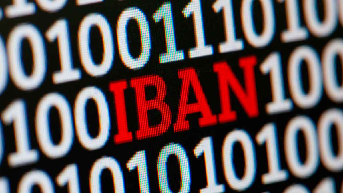 IBAN en pantalla digital que representa los nuevos límites y comisiones de las transferencias inmediatas del Banco de España