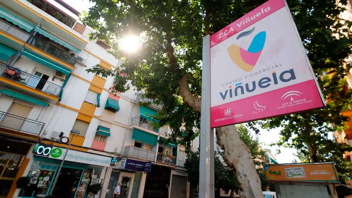 Cartel del barrio de La Viñuela en Córdoba, donde Banco Santander subasta un piso por 64.720 euros