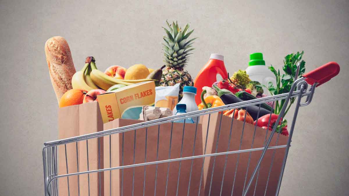 Carrito de supermercado con productos básicos y de marca blanca afectados por la baratoflación