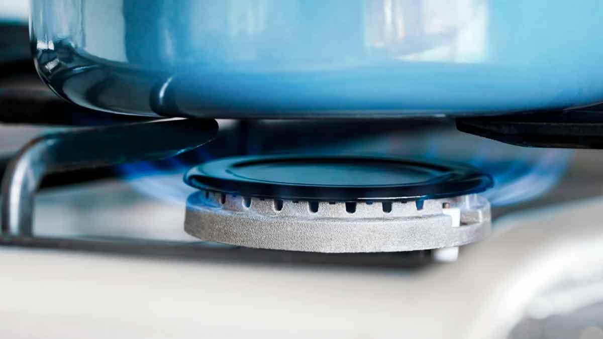 Cocina de gas encendida en un hogar afectado por la subida de la tarifa regulada TUR confirmada por el BOE