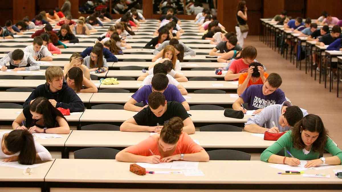 Estudiantes andaluces realizan los exámenes de la PAU mientras el BOJA confirma cambios en la ponderación de Matemáticas 2026