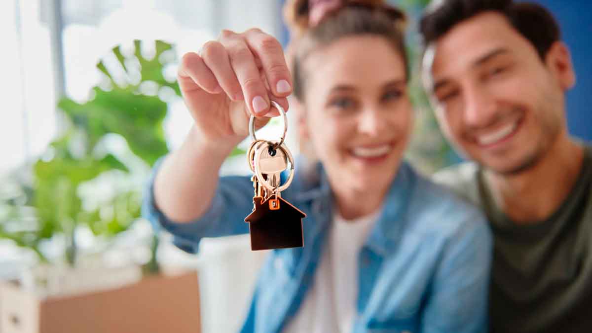 Pareja joven mostrando las llaves de su nueva vivienda gracias al Bono Alquiler Joven 2025 del Gobierno de España