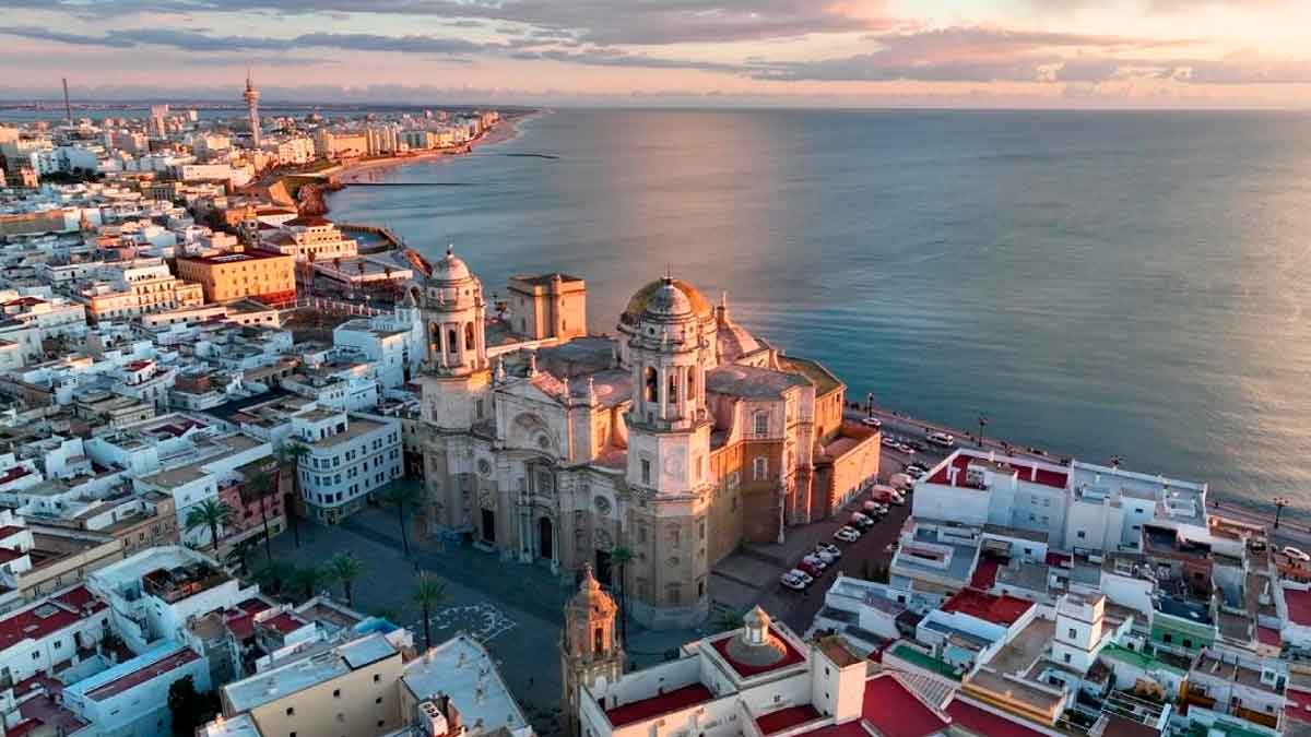 Vista aérea de Cádiz con la Catedral y el mar, elegida entre los mejores destinos del mundo por Lonely Planet 2026