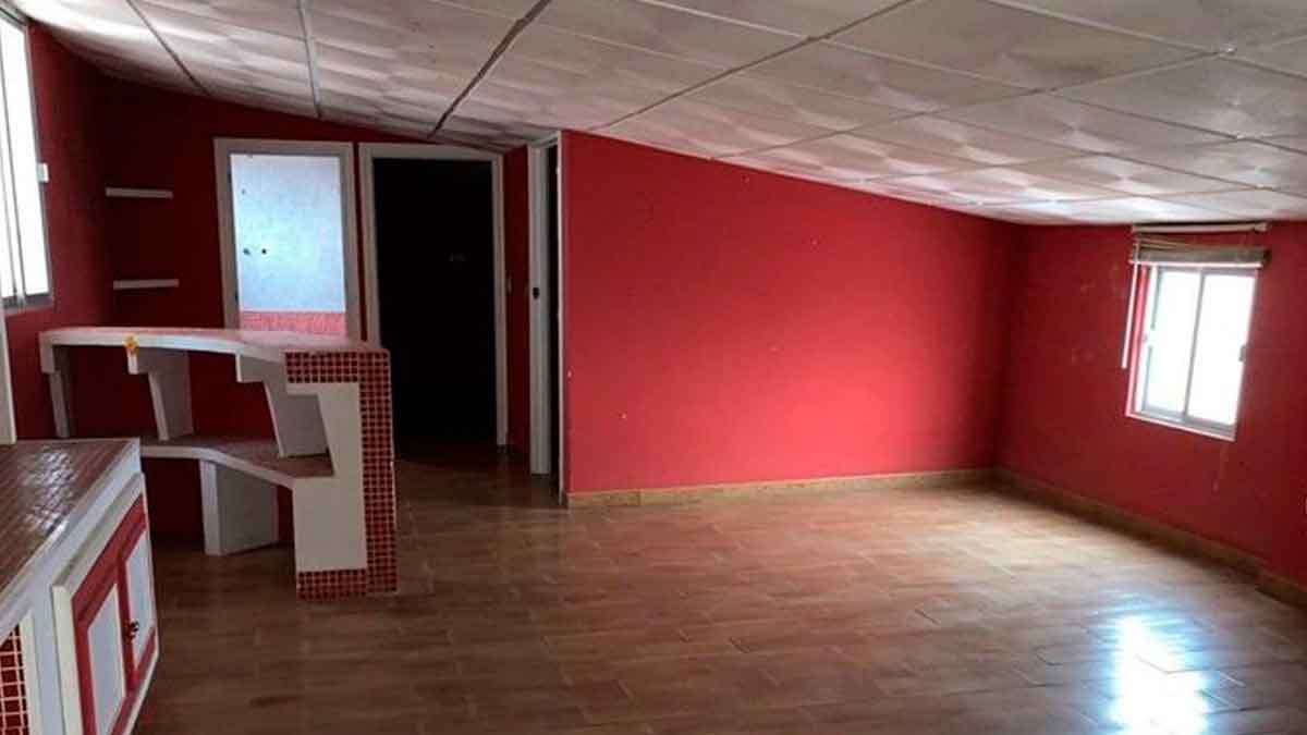 Interior de uno de los chalets que CaixaBank necesita vender