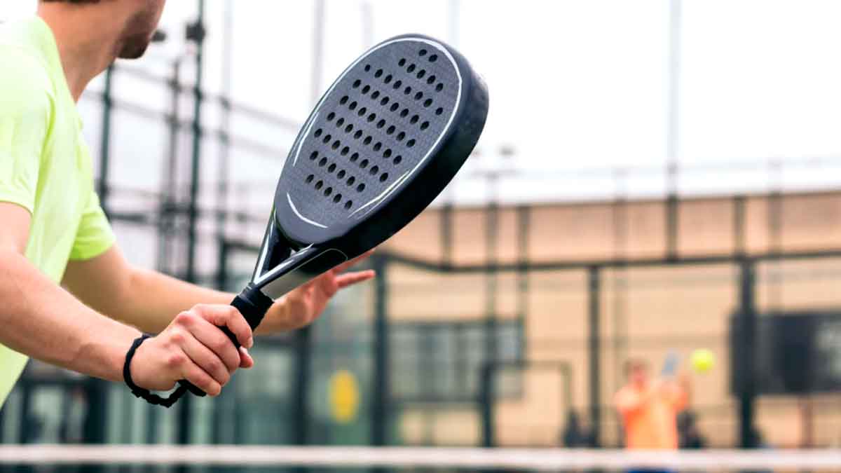 Hombre jugando al pádel en una pista, imagen relacionada con un camarero despedido mientras estaba de baja por ansiedad