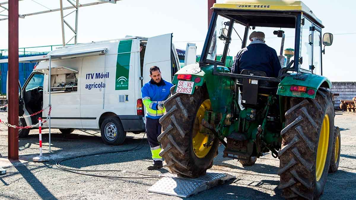 Tractor pasando la ITV agrícola en Andalucía durante la campaña de la aceituna con unidad móvil de Veiasa
