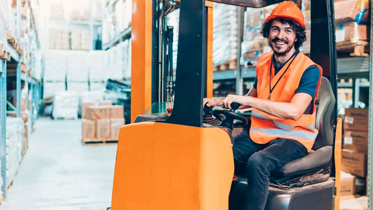 Carretillero trabajando en almacén, oferta laboral en Alemania para candidatos de Sevilla con contrato indefinido y curso de alemán