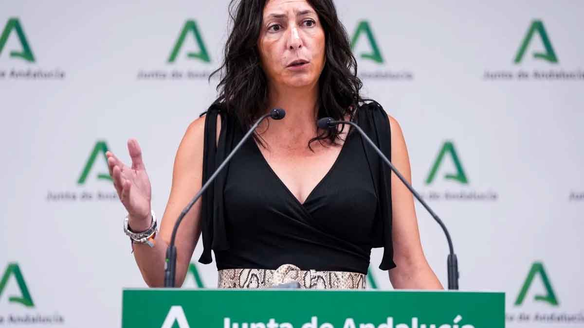 La consejera Loles López durante la presentación del catálogo de 95 prestaciones sociales disponibles en la comunidad