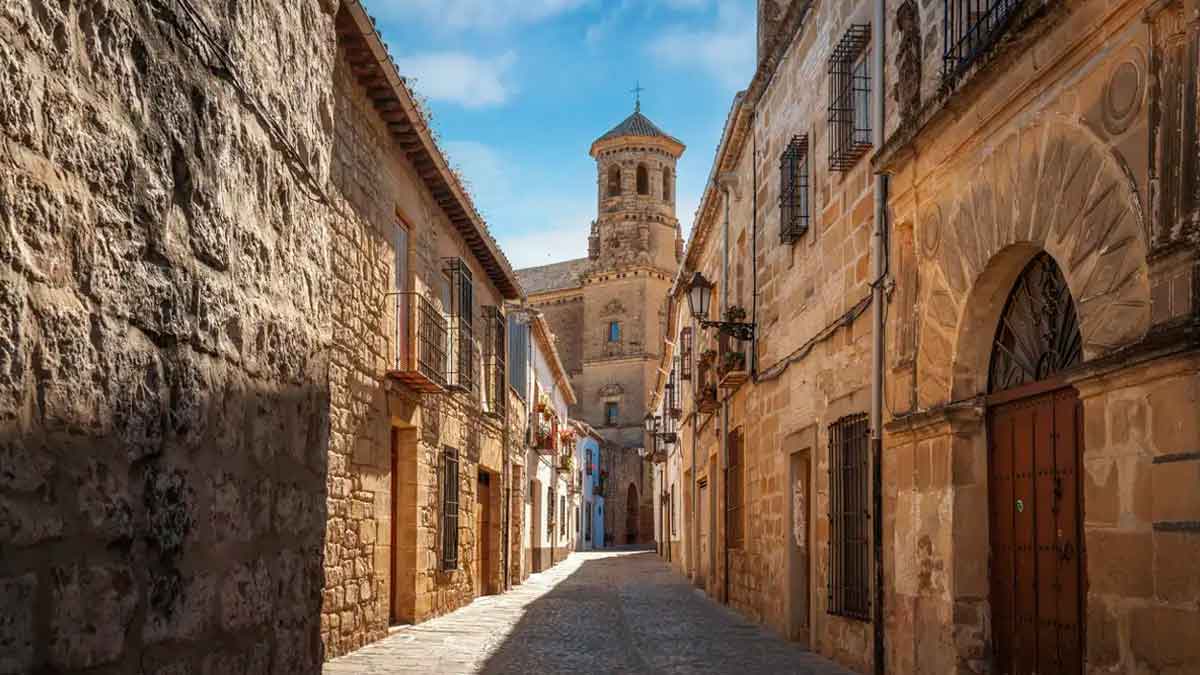 Calle del casco histórico de Baeza con la Catedral al fondo, ciudad Patrimonio de la Humanidad en Jaén, Andalucía