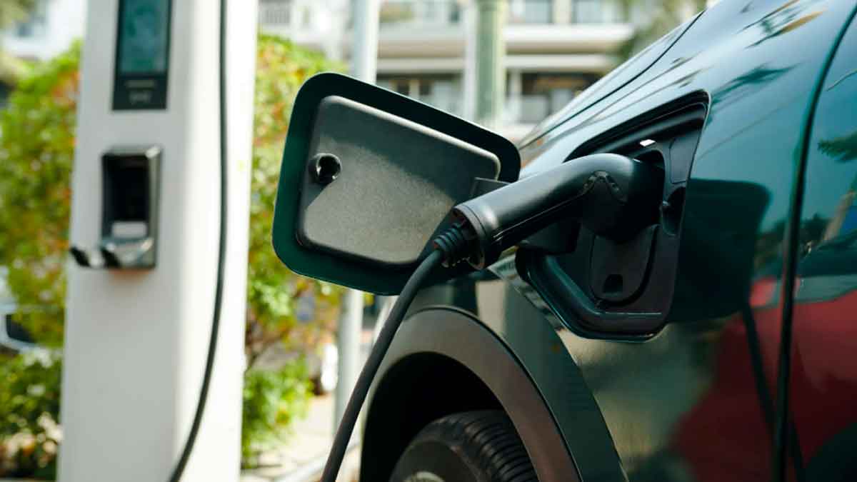 Coche eléctrico cargando en un punto de recarga afectado por la nueva normativa Euro 7 en Europa