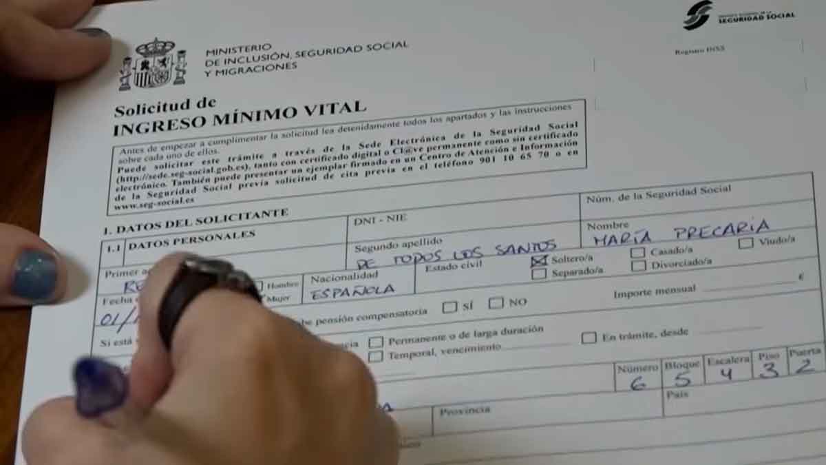 Persona rellenando el formulario de solicitud del Ingreso Mínimo Vital de la Seguridad Social en España