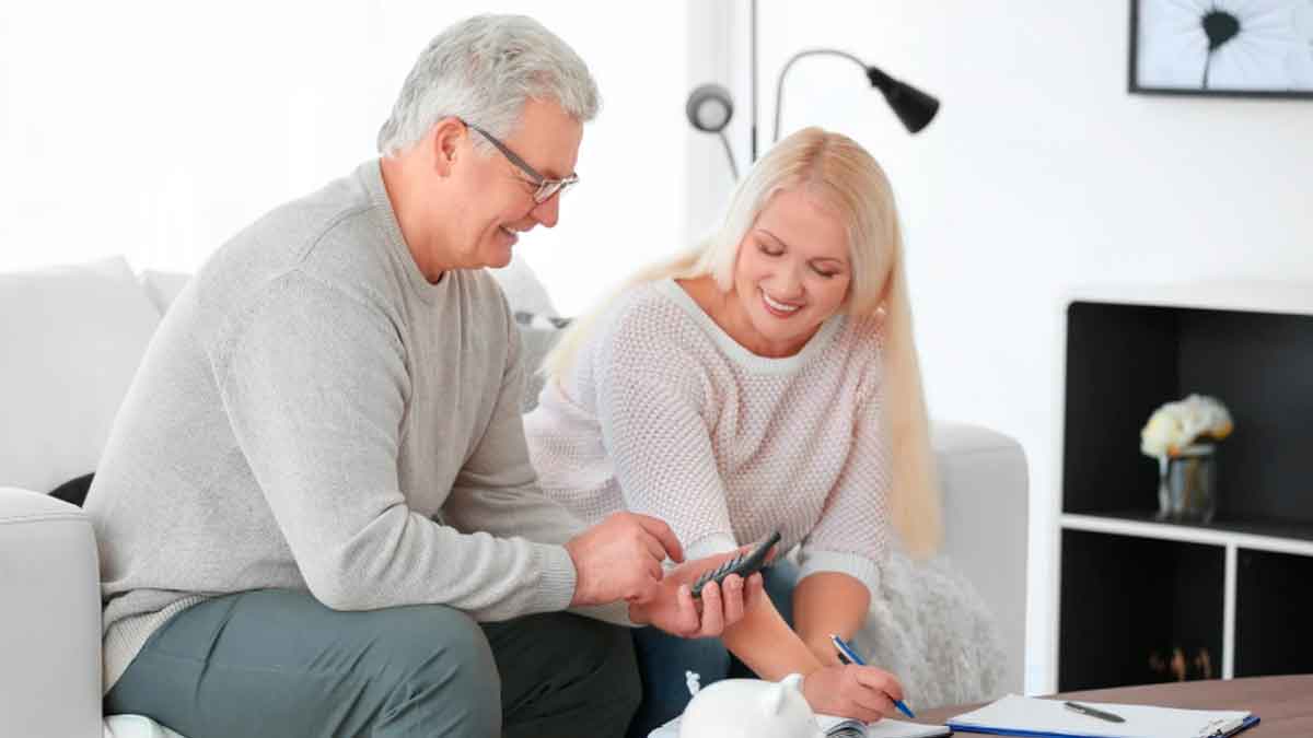 Pareja de entre 55 y 65 años revisando su plan de pensiones para planificar el rescate sin pagar más impuestos