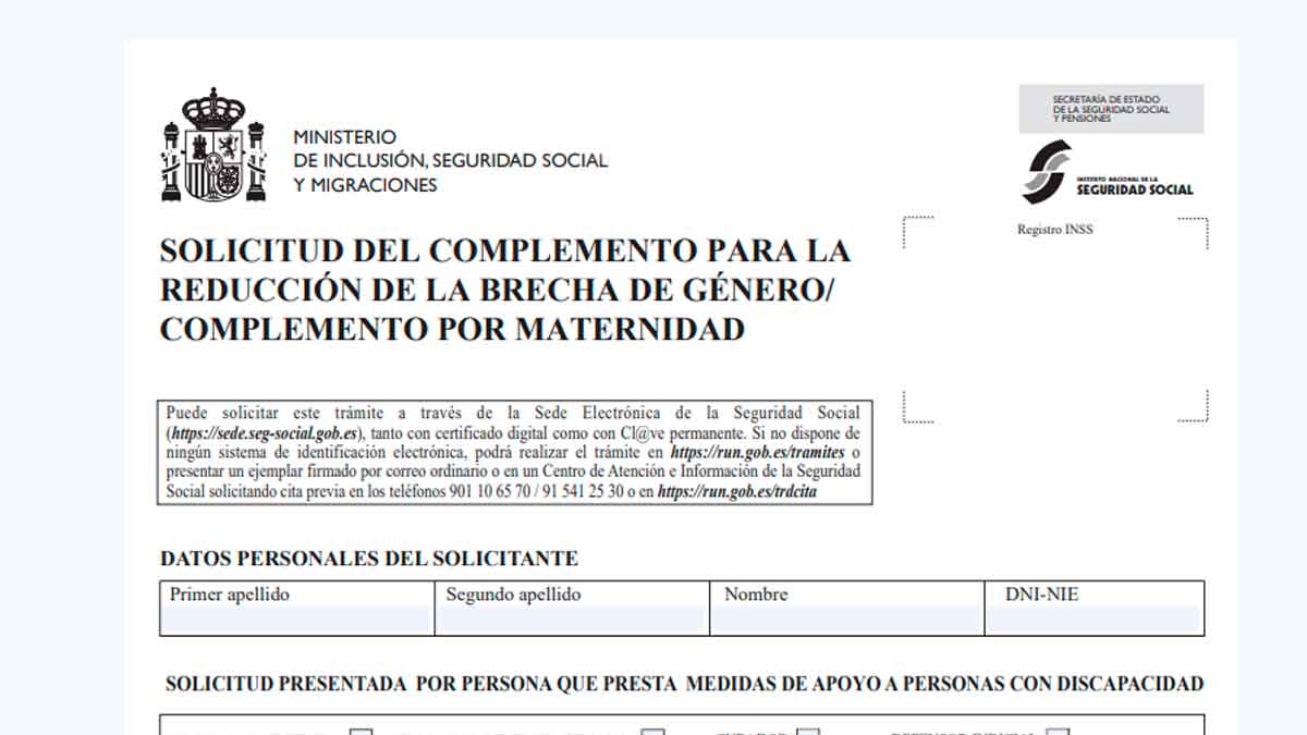 Persona consultando su pensión en la web del INSS para solicitar el complemento por brecha de género o maternidad en 2025
