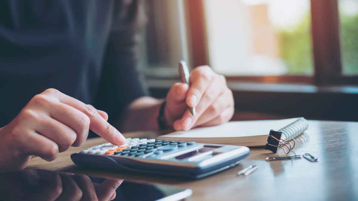 Persona calculando los gastos e impuestos al comprar una vivienda en 2025