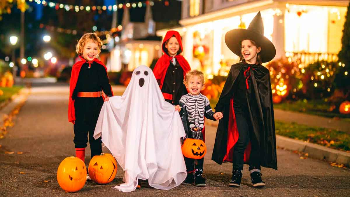 Niños disfrazados en Halloween con calabazas, fantasmas y brujas, ejemplo de disfraces seguros según la OCU