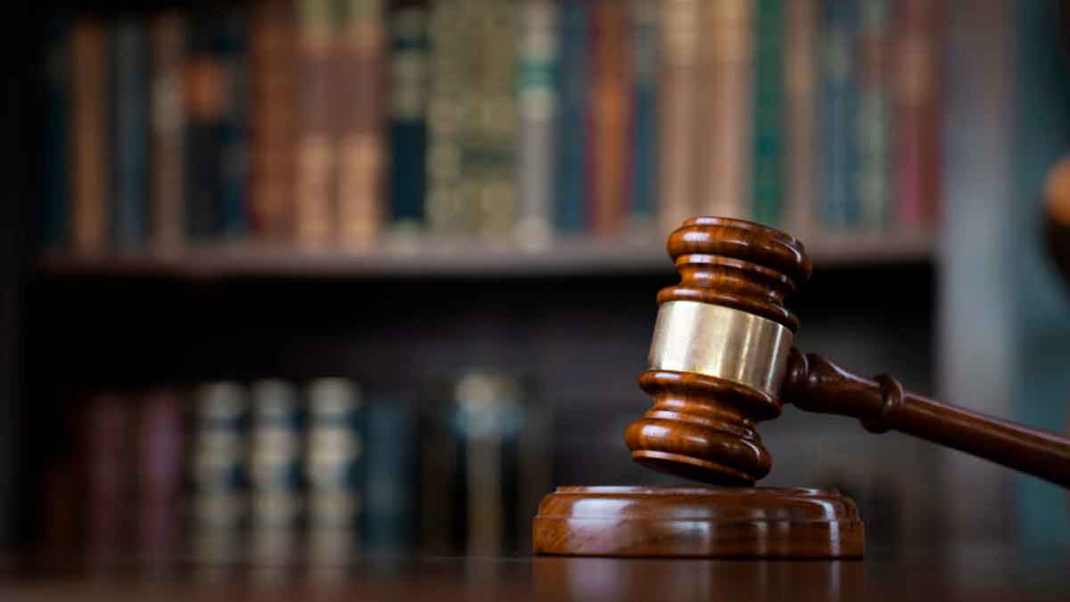 Mazo de juez simbolizando la sentencia del Tribunal Constitucional que protege a los trabajadores frente a despidos por reclamar derechos laborales